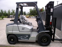 CT Power (Toyota Brand Group) FG25, maszt duplex 3,3 m